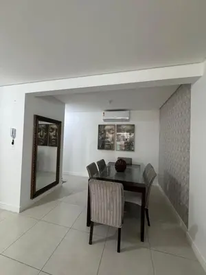 Uma área de estar em Apto Alto Padrão na Praia de Palmas