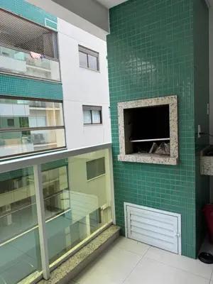 Uma televisão e/ou sistema de entretenimento em Apto Alto Padrão na Praia de Palmas