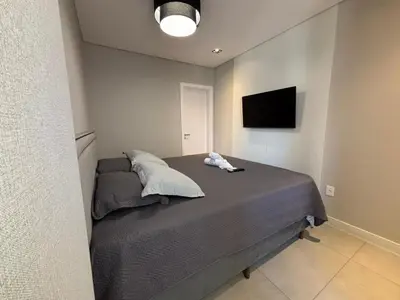 Uma cama ou camas num quarto em Flat com Academia, Rooftop, Piscina e Vista Mar
