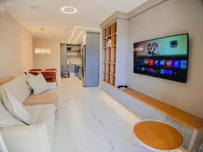 Uma televisão e/ou sistema de entretenimento em Apartamento de luxo a 20 metros do mar de Mariscal