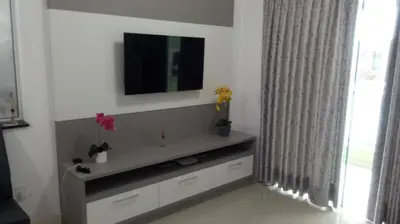 Uma televisão e/ou sistema de entretenimento em Apartamento Eco Village Park