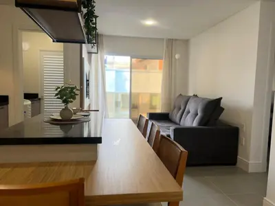 Uma área de estar em Apartamento com área de lazer completo à 100 metros da praia de Mariscal - Bombinhas