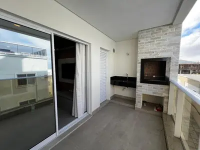 Uma televisão e/ou sistema de entretenimento em Apartamento com área de lazer completo à 100 metros da praia de Mariscal - Bombinhas