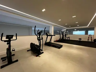 O centro de fitness e/ou as comodidades de fitness de Apartamento com área de lazer completo à 100 metros da praia de Mariscal - Bombinhas
