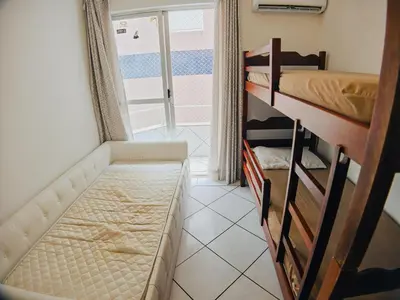 Uma cama ou camas num quarto em Apto com 3 quartos na praia do Mariscal Bombinhas