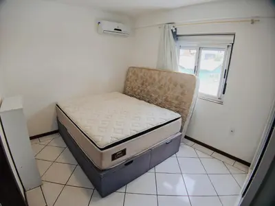 Uma cama ou camas num quarto em Apto com 3 quartos na praia do Mariscal Bombinhas