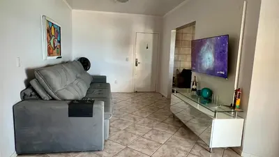 Uma televisão e/ou sistema de entretenimento em Meia Praia Pé na Areia - Vista Mar