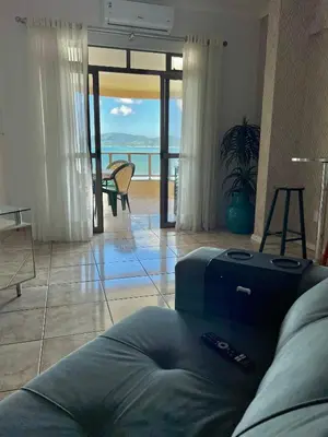 Uma área de estar em Meia Praia Pé na Areia - Vista Mar