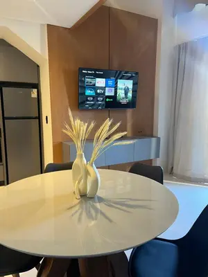 Uma televisão e/ou sistema de entretenimento em Village