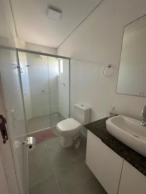 Uma casa de banho em Cobertura em Bombas
