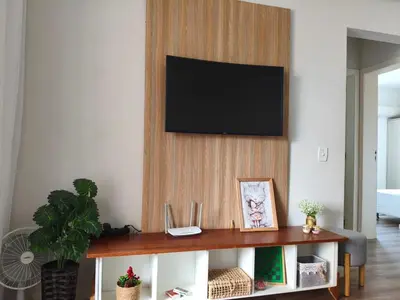 Uma televisão e/ou sistema de entretenimento em Apartamento em Bombas