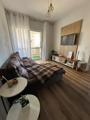 Uma televisão e/ou sistema de entretenimento em Apartamento em Bombas