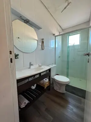Uma casa de banho em Apartamento em Bombas