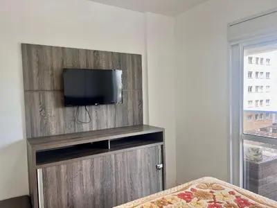 Uma televisão e/ou sistema de entretenimento em Lindo! Apto com piscina no condomínio - EF01J