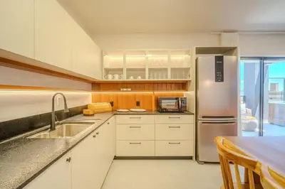A cozinha ou kitchenette de Cobertura | 03 suítes | vista mar