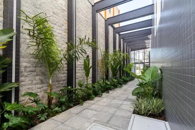 Um jardim no exterior de Farol de Bombas