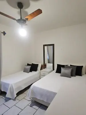 Uma cama ou camas num quarto em Apartamento próximo ao mar