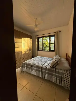 Uma cama ou camas num quarto em Interior beach house in Bombinhas!