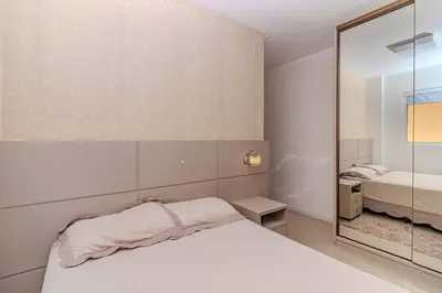 Uma cama ou camas num quarto em Vista Mar A passos da Praia 3 suítes 3 Vagas