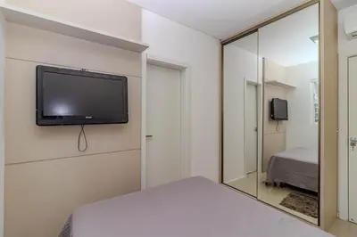 Uma televisão e/ou sistema de entretenimento em Vista Mar A passos da Praia 3 suítes 3 Vagas