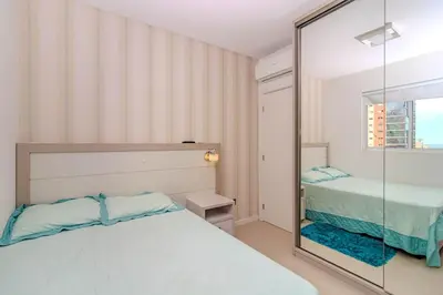 Uma cama ou camas num quarto em Vista Mar A passos da Praia 3 suítes 3 Vagas