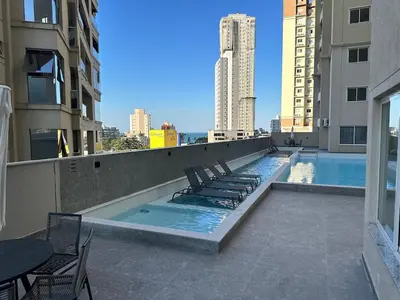 A piscina em ou perto de Apto novo em Itapema - Prédio com piscina - 2 quartos sendo 1 suíte