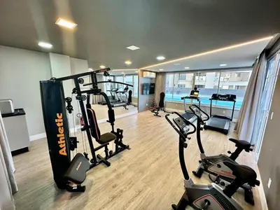 O centro de fitness e/ou as comodidades de fitness de Apto novo em Itapema - Prédio com piscina - 2 quartos sendo 1 suíte