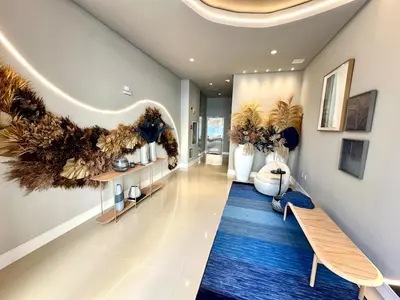 Uma televisão e/ou sistema de entretenimento em Apto novo em Itapema - Prédio com piscina - 2 quartos sendo 1 suíte