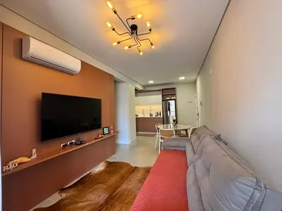 Uma televisão e/ou sistema de entretenimento em Apartamento em Governador Celso Ramos SC - Palmas