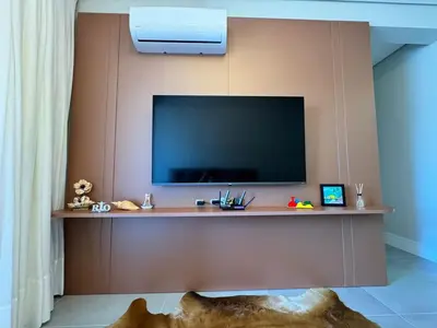 Uma televisão e/ou sistema de entretenimento em Apartamento em Governador Celso Ramos SC - Palmas
