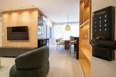 Uma televisão e/ou sistema de entretenimento em Lumina 401B – Luxo a 50 metros da Praia de Bombas