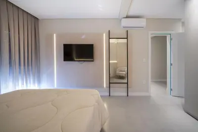 Uma televisão e/ou sistema de entretenimento em Brisas do Sul 202 - Praia do Mariscal
