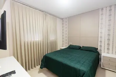 Uma cama ou camas num quarto em Mario Guilherme 305 - 2 Suítes - Praia do Centro