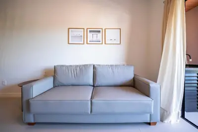 Uma área de estar em Apartamento na Praia de Bombas com Vista Mar Viva Suas Férias dos Sonhos!