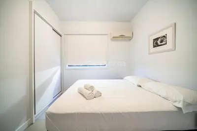 Uma cama ou camas num quarto em Apartamento na Praia de Bombas com Vista Mar Viva Suas Férias dos Sonhos!