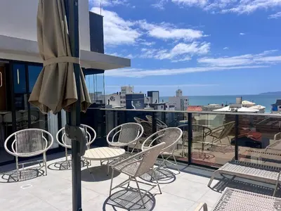 Uma vista do mar geral ou uma vista do mar a partir do apartamento