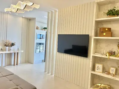 Uma televisão e/ou sistema de entretenimento em Perfeita! Cobertura na Praia de Palmas! - EF02J
