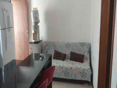 Uma área de estar em 2 dormitorios com Ar cond no centro