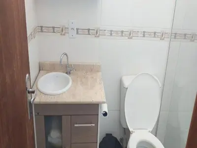 Uma casa de banho em 2 dormitorios com Ar cond no centro