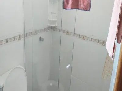 Uma casa de banho em 2 dormitorios com Ar cond no centro