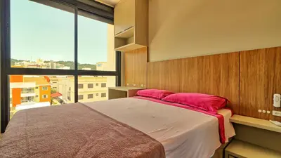 Uma cama ou camas num quarto em Apto Palmas do Arvoredo, apenas 400 metros do mar