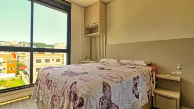 Uma cama ou camas num quarto em Apto Palmas do Arvoredo, apenas 400 metros do mar