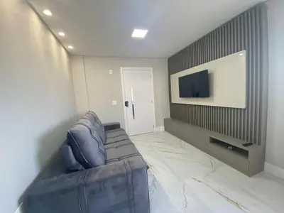 Uma televisão e/ou sistema de entretenimento em Apartmento em Pereque - Porto Belo