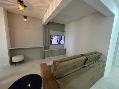 Uma área de estar em Meia Praia, Itapema SC 3 Suites, 2 vagas de garagem