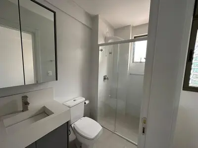 Uma casa de banho em Meia Praia, Itapema SC 3 Suites, 2 vagas de garagem