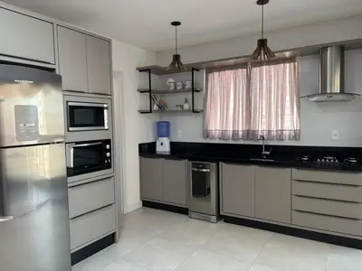 A cozinha ou kitchenette de Meia Praia, Itapema SC 3 Suites, 2 vagas de garagem