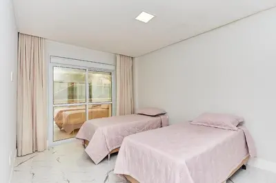 A planta de 1146 - Cobertura Duplex 3 SUITES em MARISCAL , sobre la calle principal, 50 M da Praia