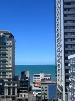 Uma vista do mar geral ou uma vista do mar a partir do apartamento