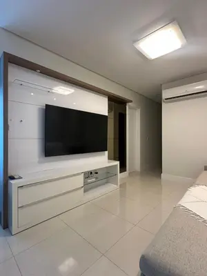 Uma televisão e/ou sistema de entretenimento em Edifício Porto Fino 303 - 3 Quartos - Churrasqueira - 2 Vagas de Garagem