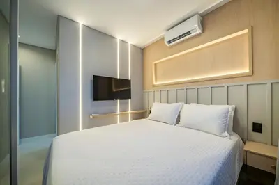 Uma cama ou camas num quarto em Apartamento alto padrão 3 quartos c/piscina